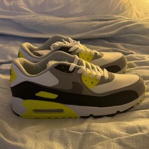 Nike White, Gray & Yellow Air Max Style Sneakers. Men’s size 13🔥🔥🔥🔥